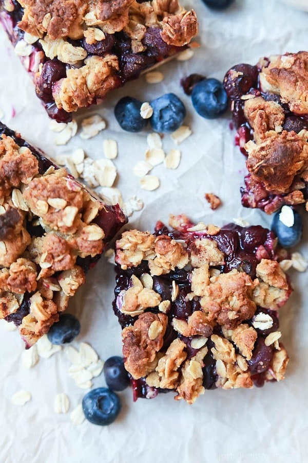 Lemon Blueberry Oatmeal Bars, filled with fresh fruit, lemon zest, and topped with a crumble that you won’t be able to stop munching on! These Bars are easy to throw together and make a great breakfast, snack, or even dessert!
