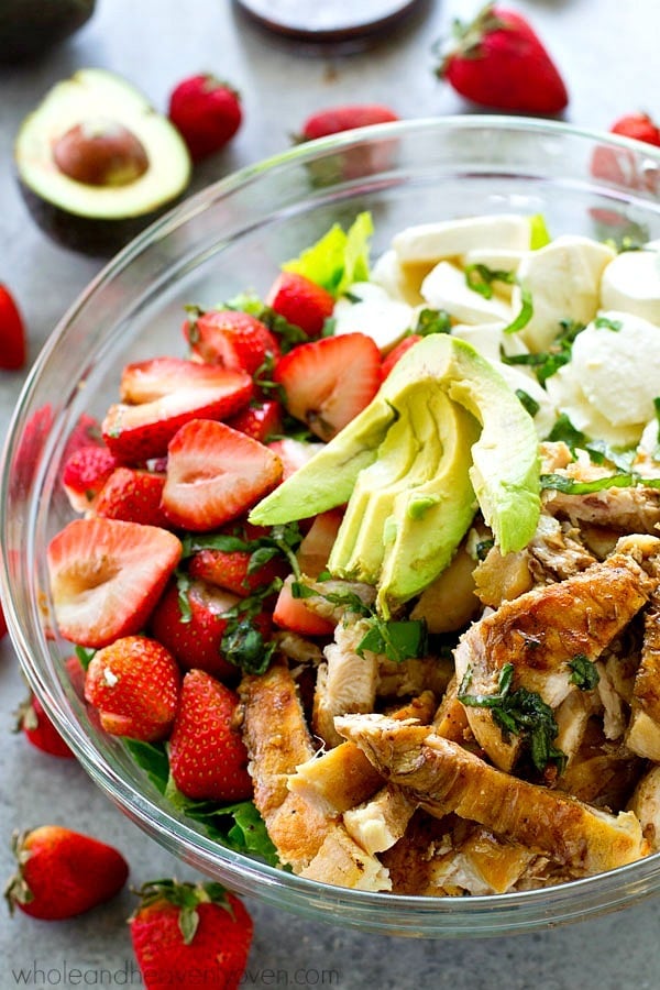 Balsamic Grilled Chicken Strawberry Caprese Salad for dinner win! Juicy balsamic-grilled chicken and lots of fresh strawberries and creamy mozzarella cheese make for the ULTIMATE twist on caprese salad!