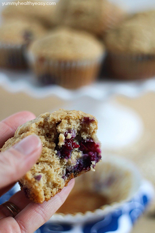 Moist & fluffy muffins filled with oats and blueberries! Healthy, easy and delicious breakfast or snack!