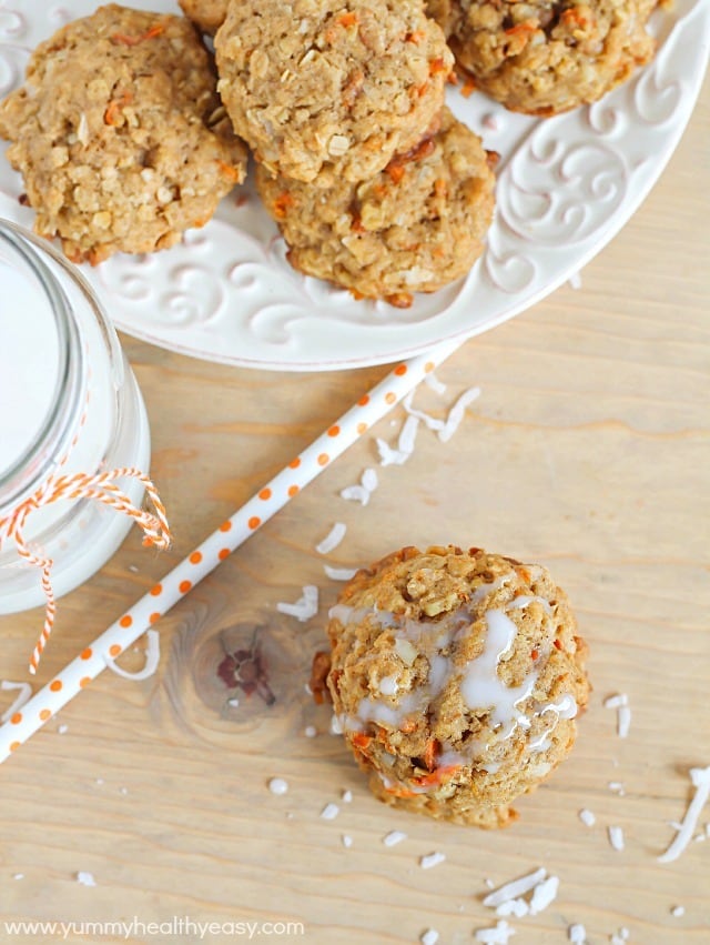 Moist cookies filled with coconut, oats, walnuts and carrot! The perfect cookie for spring!