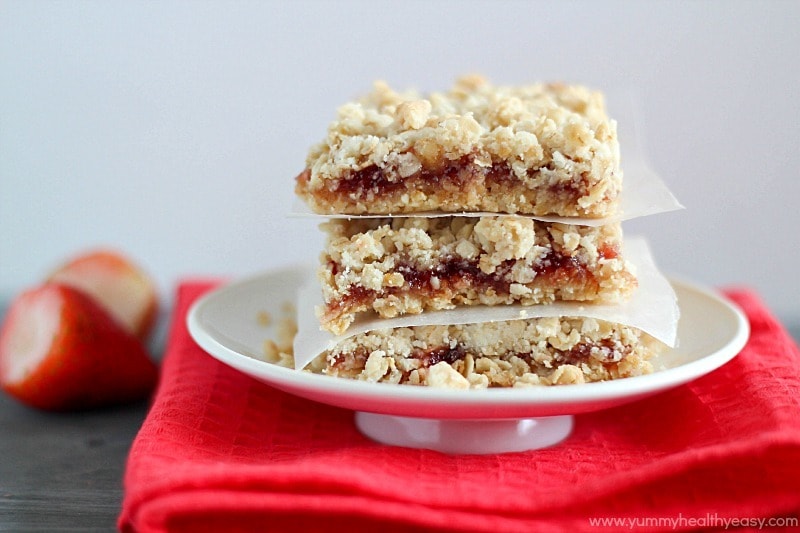 Strawberry Oatmeal Bars | delicious bars using only a handful of easy ingredients (cake mix & strawberry jam!) to make the fastest and yummiest dessert!
