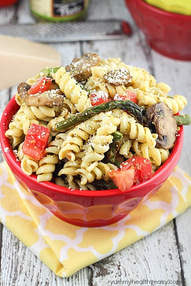 Roasted Asparagus & Mushroom Pesto Pasta Salad - quick & easy pasta salad that's the perfect side dish to any dinner!