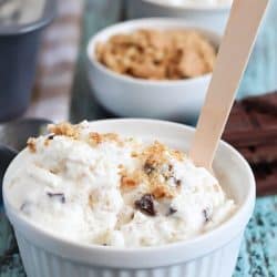 Creamy vanilla ice cream made without a machine + graham crackers, marshmallow fluff & chocolate for a yummy s'mores dessert!