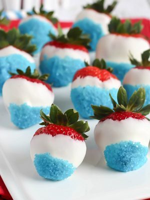 Fun & easy patriotic white chocolate strawberries using white chocolate and blue sprinkles. #4thofjuly