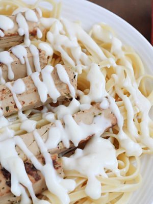 Light Chicken Alfredo - vegetarian, healthy, delicious meal the whole family will love! #beyondmeat