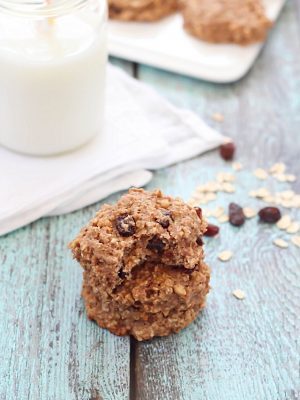 Healthy Banana Oatmeal Breakfast Cookies - SO easy to make, have no butter or oil, and have only 165 calories in each cookie + 6g of protein!