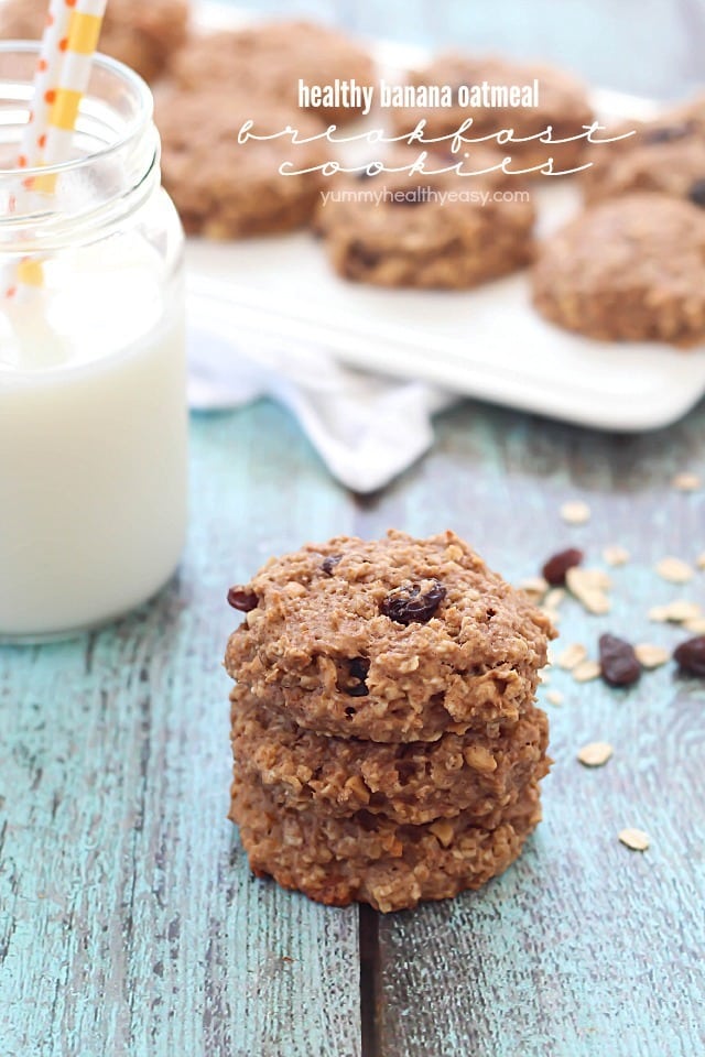 Healthy Banana Oatmeal Breakfast Cookies - SO easy to make, have no butter or oil, and have only 165 calories in each cookie + 6g of protein!