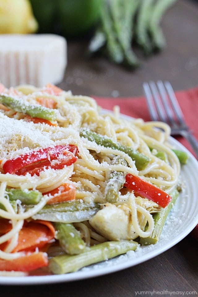pasta-primavera-6Pasta Primavera lightened up and filled with veggies for a healthy and light meatless dinner!