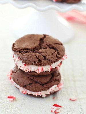 Homemade Peppermint Oreos - easy cake mix cookies with a yummy peppermint filling! They make a simple but unique holiday treat.