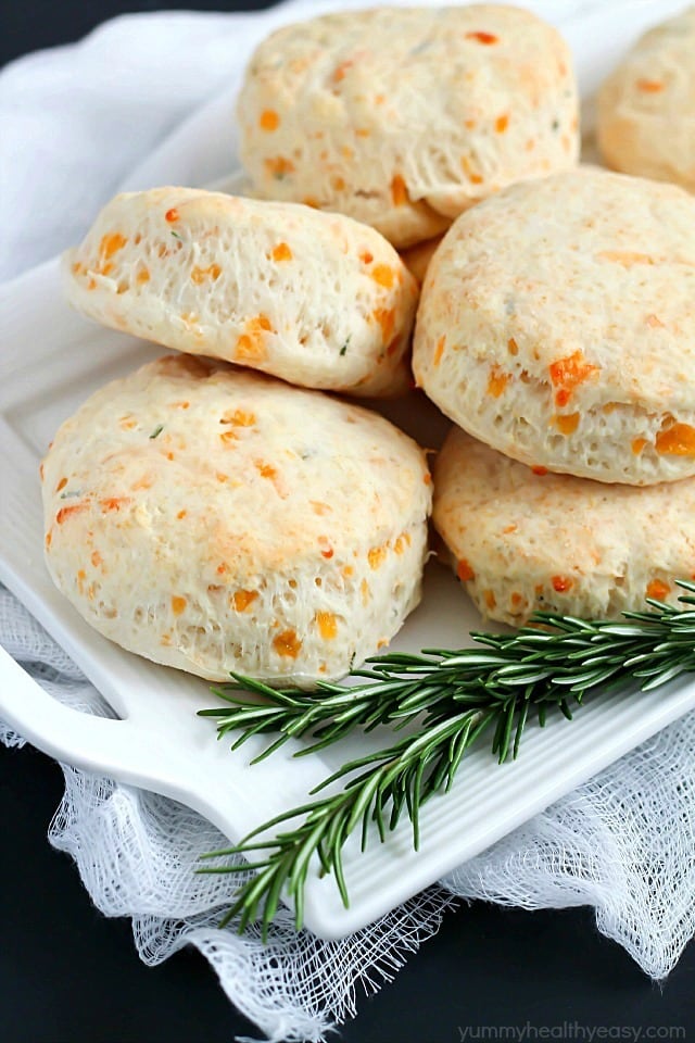 Easy Homemade Biscuits with Cheddar & Rosemary - the best side dish on the dinner table!