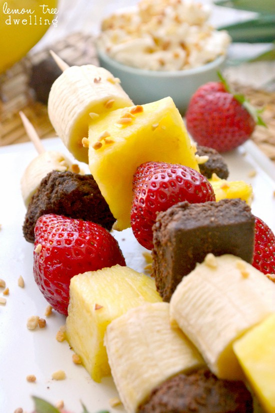 Banana Split Kabobs - A summer dessert that adults and kids will love!