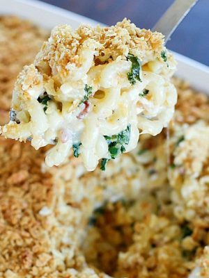 A flavorful Baked Macaroni and Cheese Casserole with bacon & kale and a crushed cracker topping. Comforting and delicious! #ad #ChoppedAtHome