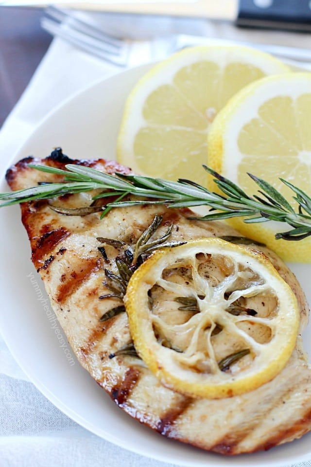 This clean-eating Grilled Lemon Rosemary Chicken recipe is easy to make, healthy and bursting with lemony flavor! #FosterFarmsFresh #AD