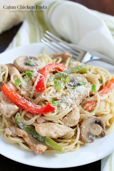 Cajun Chicken Pasta with mushrooms, bell peppers and chicken in a creamy sauce over pasta noodles. Flavorful, creamy and totally comforting. Perfect fall dinner! #FosterFarmsFresh AD