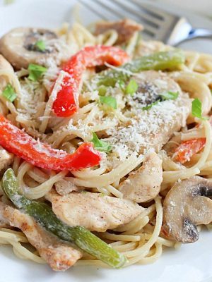 Cajun Chicken Pasta with mushrooms, bell peppers and chicken in a creamy sauce over pasta noodles. Flavorful, creamy and totally comforting. Perfect fall dinner! #FosterFarmsFresh AD