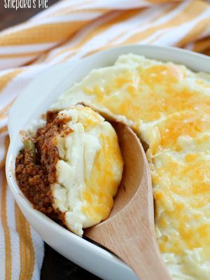 The most delicious and easy to make vegetarian shepard's pie (aka cottage pie). It's meat-free and utterly delicious!