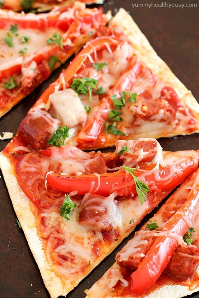 This Copycat Olive Garden Pepperoni & Sausage Flatbread Pizza is such a quick and easy dinner! Flatbread is layered with marinara sauce, roasted red peppers, pepperoni, sausage & cheese then baked. So easy and so delicious!! AD