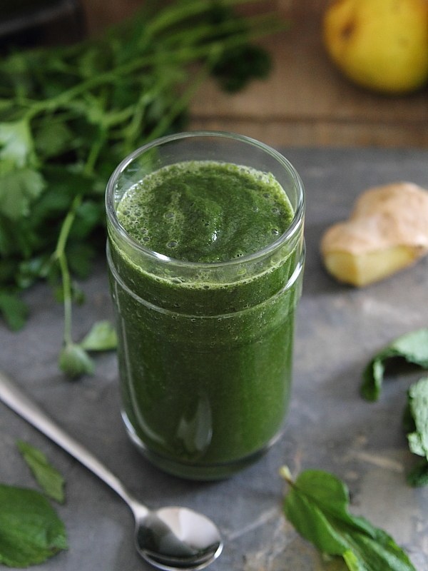 Detox Green Smoothie by Running to the Kitchen 