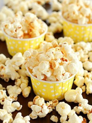 Homemade Kettle Corn that tastes like you bought it at the state fair AND it's totally easy to make! Only a few ingredients and a few minutes and you're enjoying kettle corn right at home!