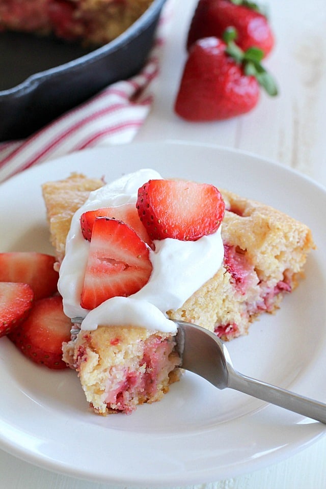 This Strawberry Skillet Corn Cake is full of strawberry goodness! It's super easy to make, with only a few ingredients and absolutely perfect to serve for brunch, dessert or a fun snack!