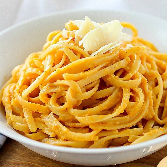 Creamy Pumpkin Pasta that's vegetarian, skinny and absolutely delicious! You won't believe the flavor pumpkin can add to a pasta sauce. This easy and healthier pasta sauce is great with any type of pasta or even zucchini noodles (zoodles)! via @jennikolaus