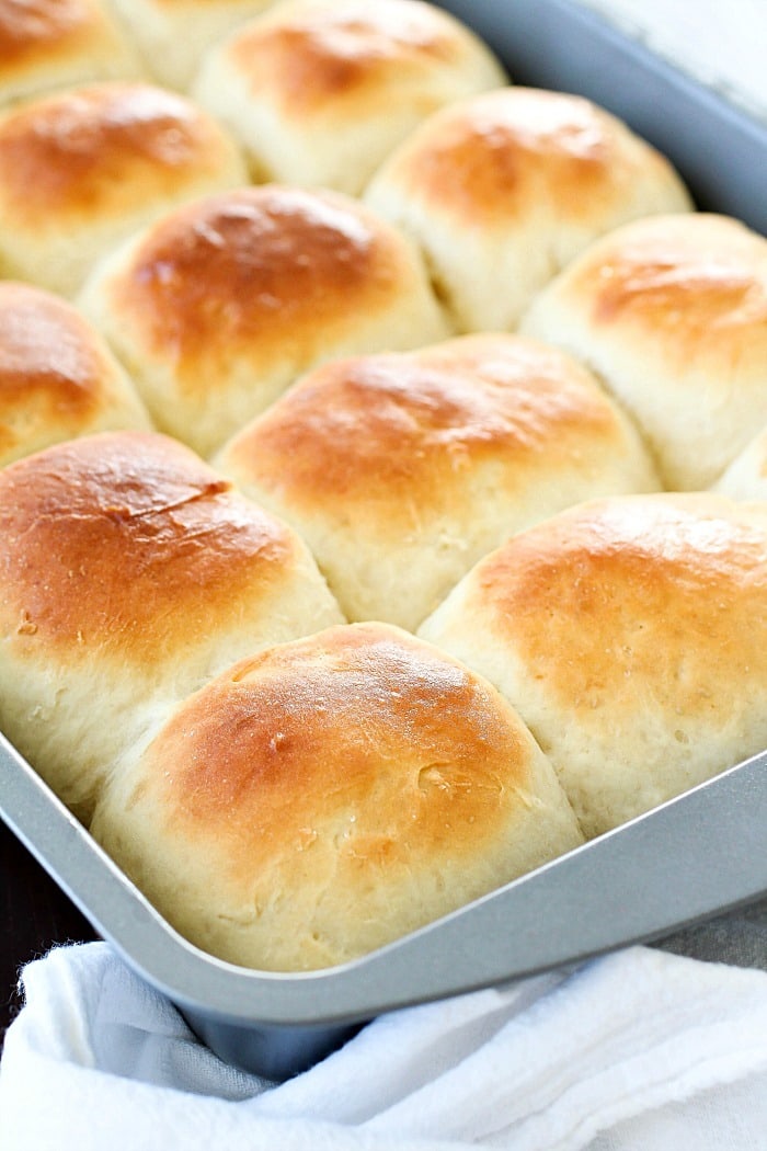 Easy Dinner Rolls that take only 30 minutes to make! This recipe produces a small batch of 15 rolls, making it perfect for a quick side dish any night of the week! Plus 20 more delicious bread recipes you won't want to miss!