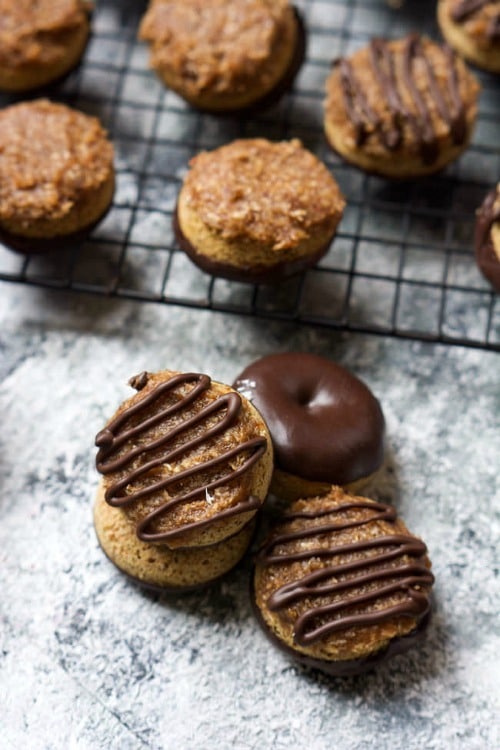Who wouldn’t want dessert for breakfast with these girl scout cookie inspired donuts?! mini baked samoa donuts are a whipped together in a single bowl, full of chocolate, a tender vanilla donut and topped with toasted coconut and a healthy caramel sauce!
