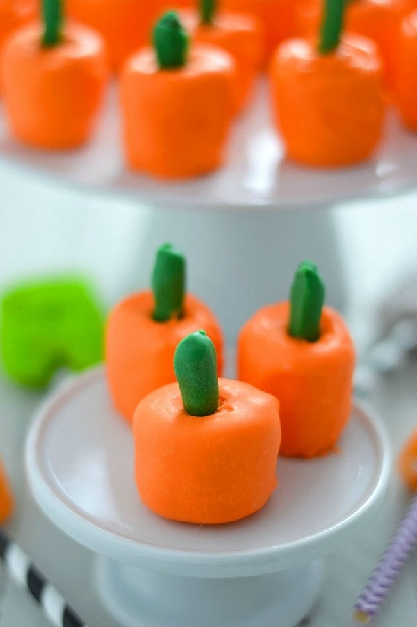 Pumpkin Marshmallow Pops - 21 Cute Halloween Snacks for Kids!