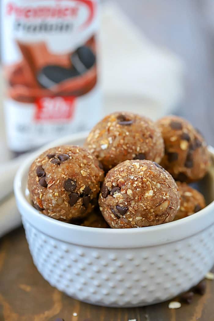 Looking for a easy to grab snack that packed with flavor AND protein? Try these Chocolate Almond Protein Energy Bites! 5 grams of protein in each bite! #ad
