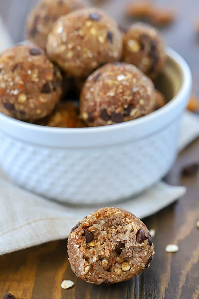 Looking for a easy to grab snack that packed with flavor AND protein? Try these Chocolate Almond Protein Energy Bites! There are 5 grams of protein in each ball! #ad