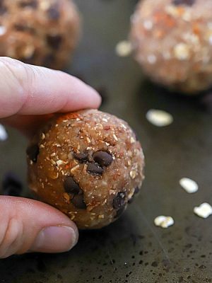 Make a batch of Chocolate Almond Protein Energy Bites to have to snack on during the week! There are 5 grams of protein in each ball! #AD