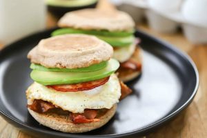 This Egg, Bacon and Avocado Breakfast Sandwich will get you going first thing in the morning! It's filled with yummy protein and of course, avocado! #AD